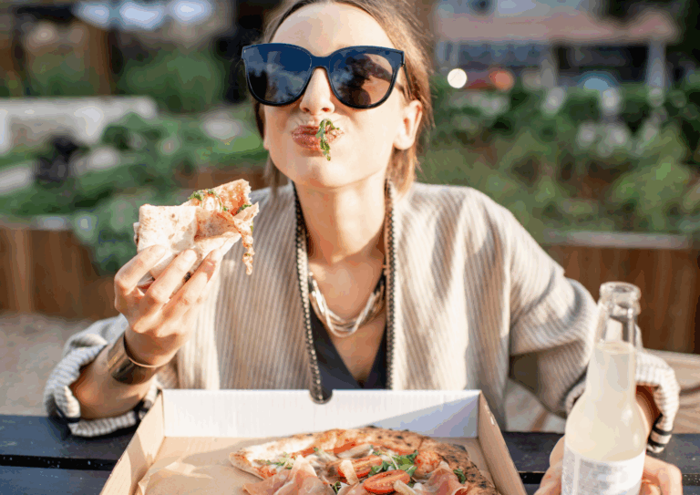 Frau genießt Pizza im Freien – Symbolbild für hormonelle Auswirkungen unserer Ernährung im Alltag
