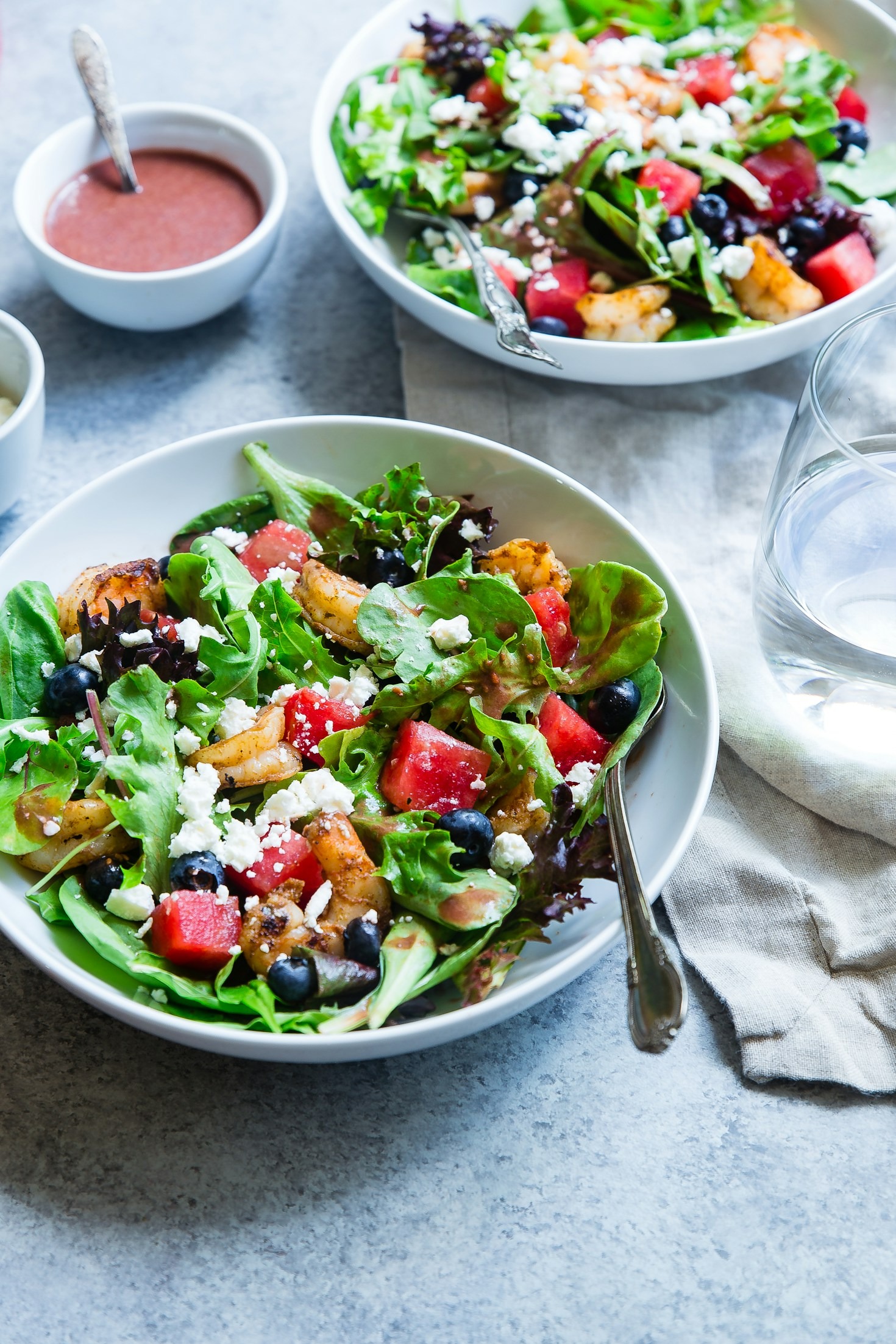 Bunter, darmfreundlicher Salat mit frischen Zutaten wie Wassermelone, Blaubeeren und Blattgrün – ideal für hormonfreundliche Ernährung